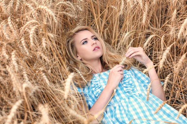 Jeune femme dans le champ de blé — Photo