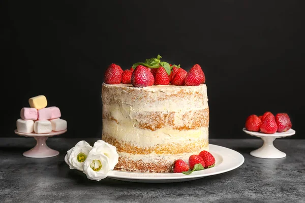 Délicieux gâteau aux fraises — Photo