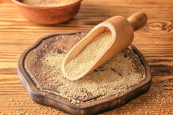 Fehér quinoa és lapát — Stock Fotó