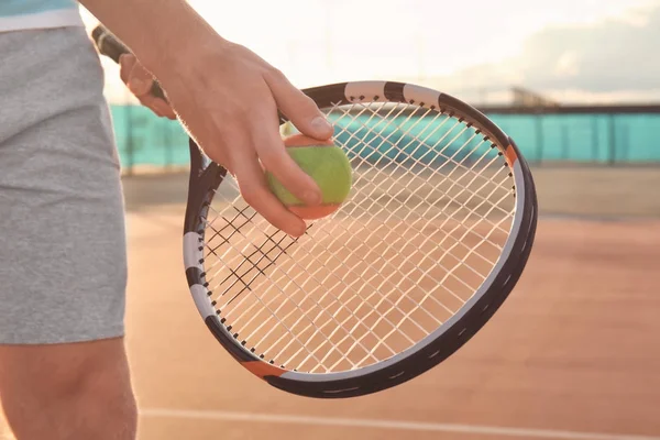 Joven jugando al tenis en la cancha — Foto de Stock