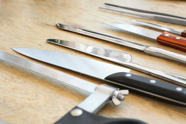 Комплект ножей на деревянном фоне — стоковое фото