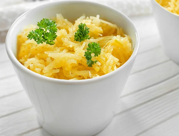 Schüssel mit Spaghetti-Kürbis auf dem Tisch, Nahaufnahme — Stockfoto