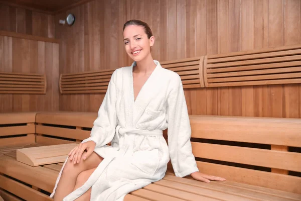 Jovem mulher no banco de madeira — Fotografia de Stock