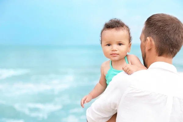 Отец с маленькой дочерью на пляже — стоковое фото