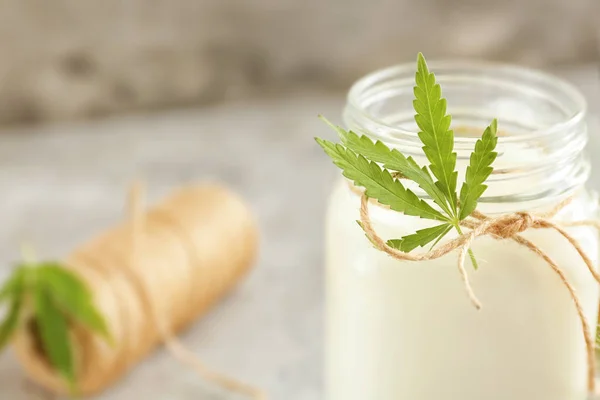 Kenevir süt ile jar — Stok fotoğraf