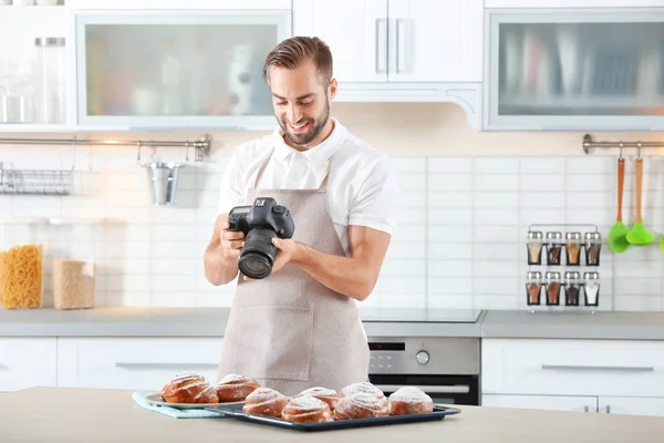 Jonge mannelijke voedsel blogger — Stockfoto