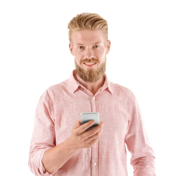 Jovem hipster homem segurando smartphone no fundo branco — Fotografia de Stock
