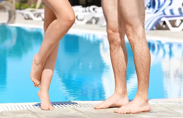 Pareja de pie cerca de la piscina — Foto de Stock