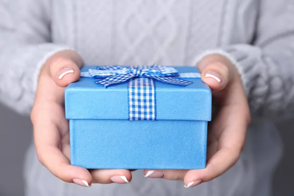 Жіночі руки тримають подарункову коробку, крупним планом — стокове фото