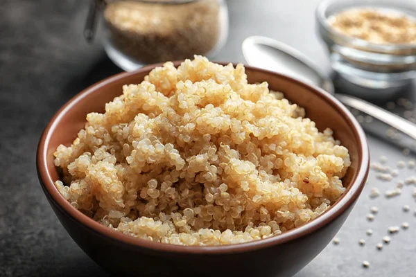 Keitetyt valkoiset kvinoan jyvät — kuvapankkivalokuva