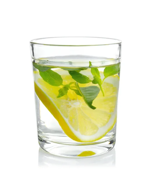 Agua de albahaca con limón en vidrio, aislada sobre blanco — Foto de Stock