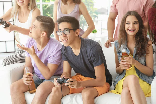 Amigos jogando videogames na TV em casa — Fotografia de Stock