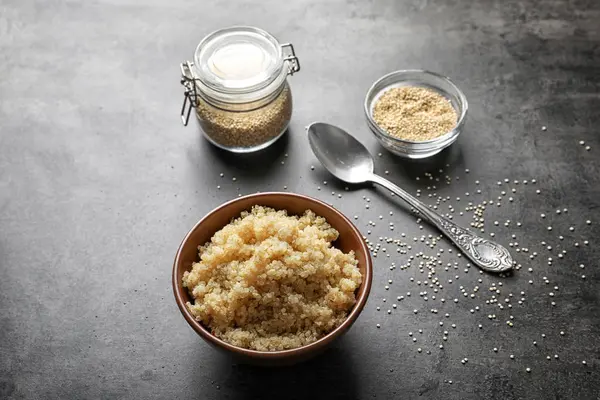 Gekochte weiße Quinoa-Körner — Stockfoto
