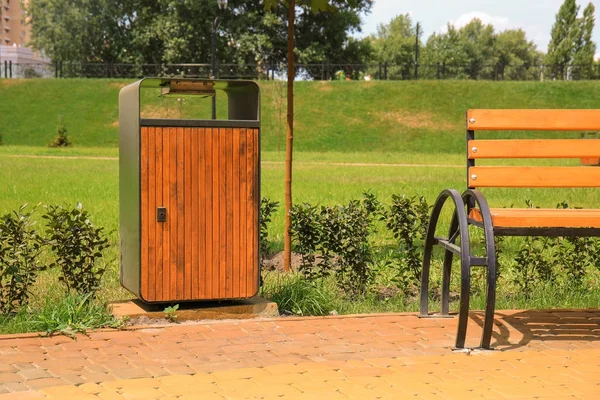 Modern trash bin in park — Stock Photo, Image