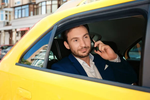 Yakışıklı adam taksi arabada otururken Evet