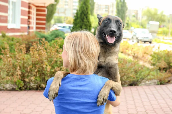 Volontaria donna con cane senzatetto — Foto Stock