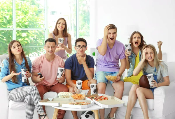 Amigos viendo televisión en casa —  Fotos de Stock