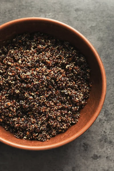 Bir kase haşlanmış quinoa tahıl