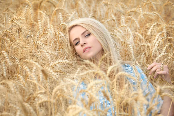 Young woman in wheat field — Stock Photo, Image