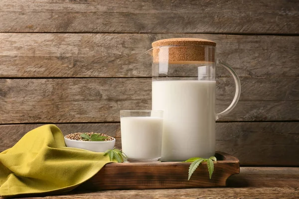 Vetro e brocca con latte di canapa — Foto Stock