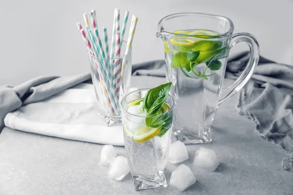 Agua de albahaca en cristalería en la mesa —  Fotos de Stock