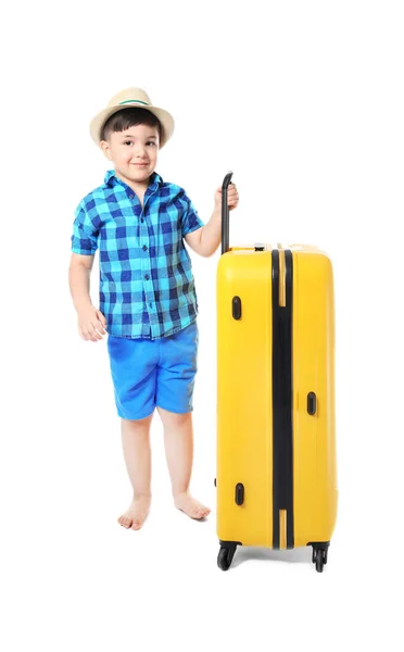 Lindo niño pequeño con gran maleta sobre fondo blanco. Concepto vacaciones de verano — Foto de Stock