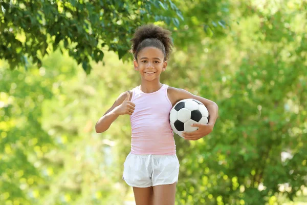 Menina afro-americana bonito com bola no parque — Fotografia de Stock