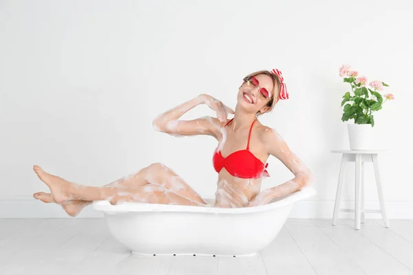 Mujer joven en bikini tomando baño — Foto de Stock