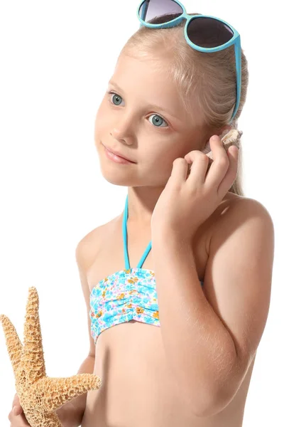 Niedliches Kleines Mädchen Mit Muschel Und Seestern Auf Weißem Hintergrund — Stockfoto