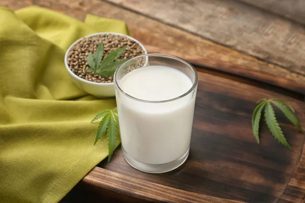 Sklenice mléka konopí — Stock fotografie