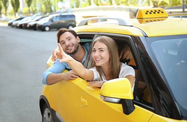 Taksi arabada oturan genç Çift — Stok fotoğraf