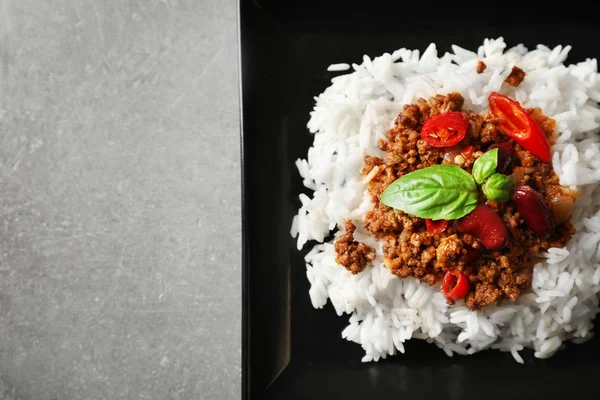 Chili con carne servido com arroz — Fotografia de Stock