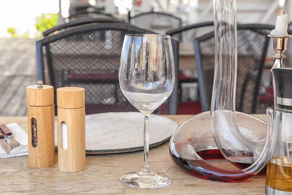Cam ve şarap sürahi sunulan tablo