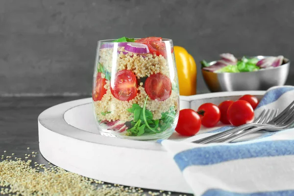 Bardak quinoa ve sebze tablo ile kompozisyon