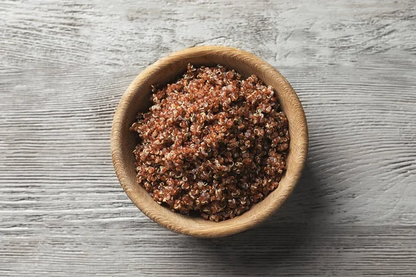 Bir kase haşlanmış quinoa tahıl
