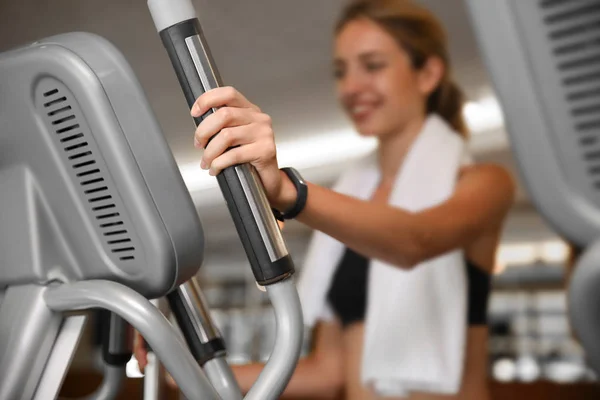 Woman training in gym — Stock Photo, Image