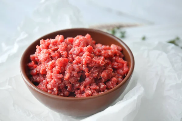 Bowl with fresh forcemeat on table — Stock Photo, Image