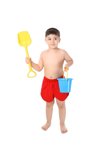 Lindo niño pequeño con cubo de plástico y cuchara sobre fondo blanco. Concepto vacaciones de verano — Foto de Stock