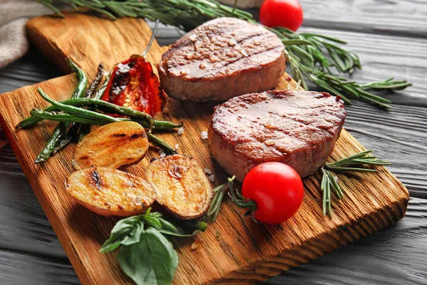 Lezzetli biftek ve sebze — Stok fotoğraf