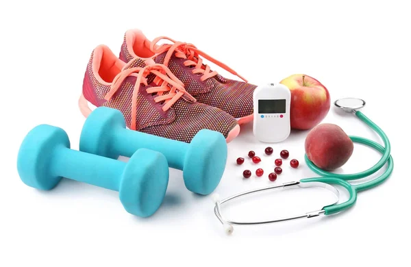 Kompozycja z cyfrowych glukometrem, stetoskop i sport magazynu na białym tle. Koncepcja cukrzycy — Zdjęcie stockowe