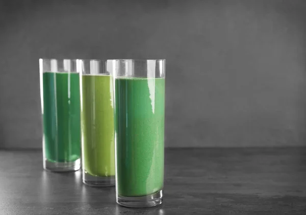 Glazen verschillende smoothies op tafel — Stockfoto