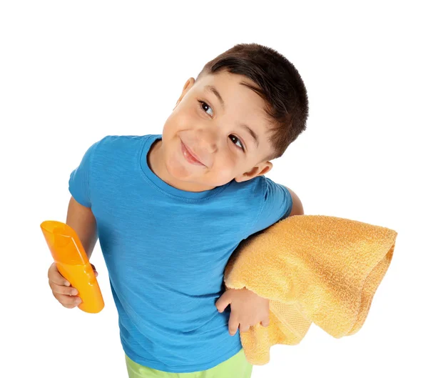 Menino bonito com protetor solar creme e toalha no fundo branco. Conceito férias de verão — Fotografia de Stock