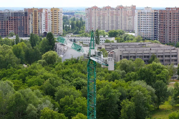 Grue de construction et belle vue sur la ville — Photo