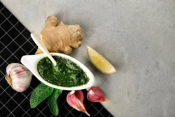 Barco com molho de hortelã chutney na mesa — Fotografia de Stock