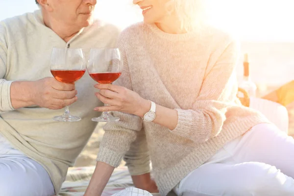 Feliz pareja de ancianos bebiendo vino en el mar, primer plano —  Fotos de Stock