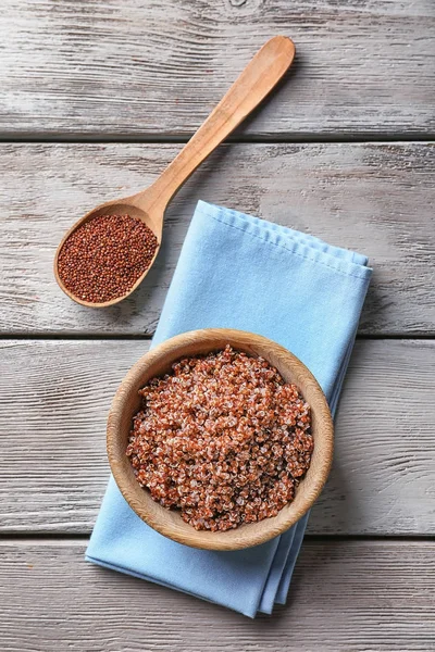 Ciotola con chicchi di quinoa bolliti — Foto Stock