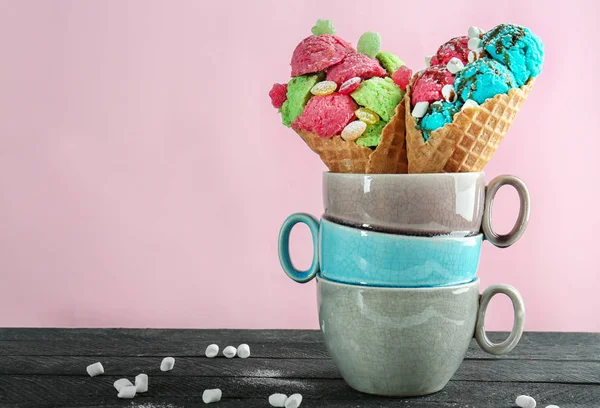 Zmrzlina a šálky — Stock fotografie