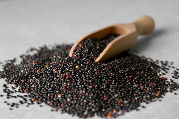 Scoop con semi di quinoa sul tavolo — Foto Stock