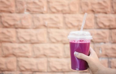 Plastik bardak taze yüzlü ile açık havada tutan el