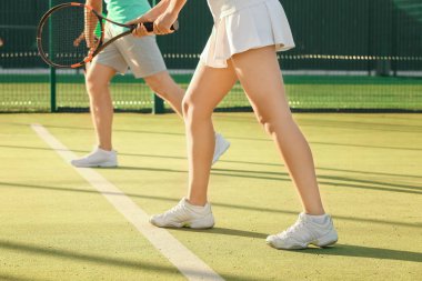 Genç çift tenis kortunda oynamaya
